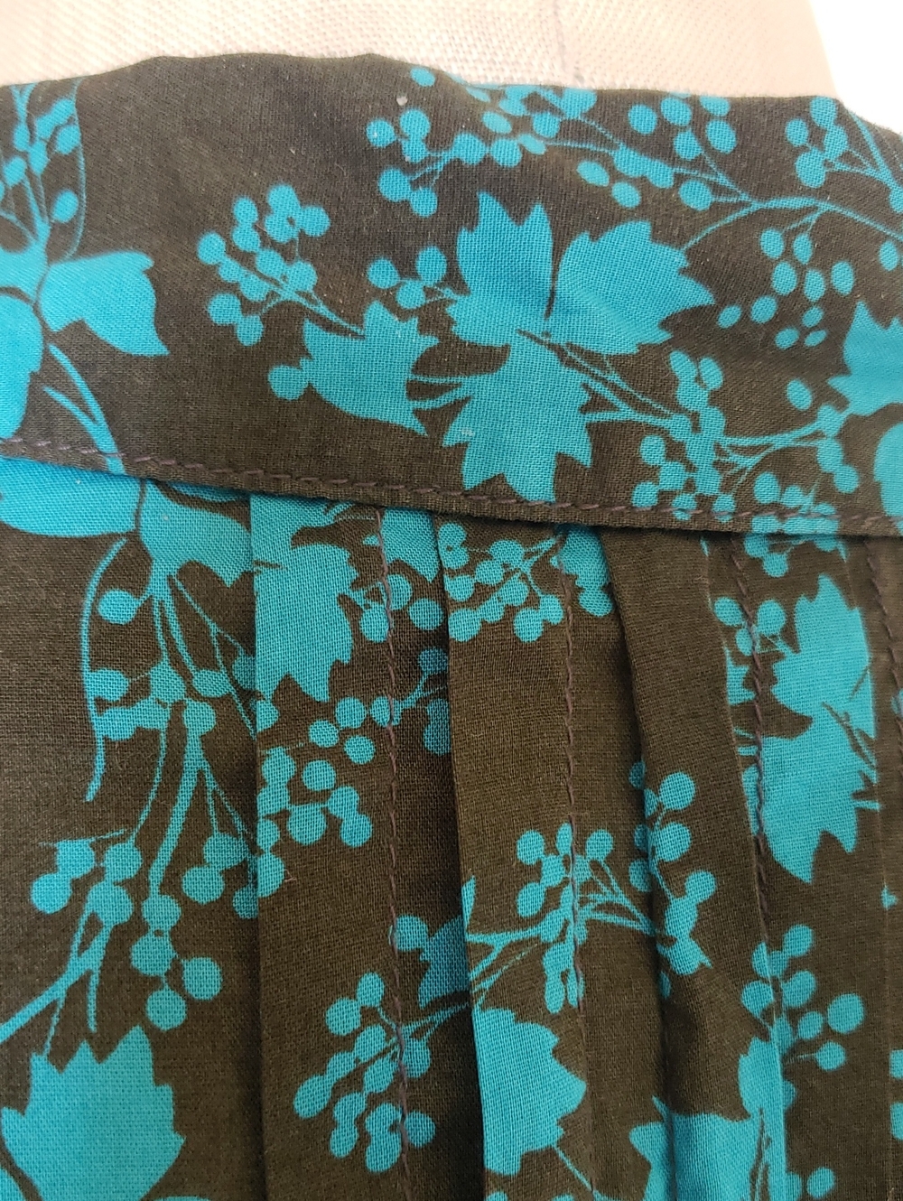 Eddie Bauer Teal Charcoal Floral Pintuck Button‑Down Shirt | Size Medium - Picture 14 of 16